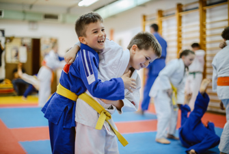 Børn der dyrker judo