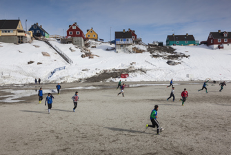 Børn der spiller fodbold